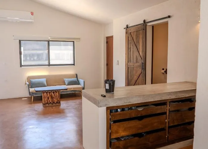 4 Bedroom In An Amazing Location In Downtown *