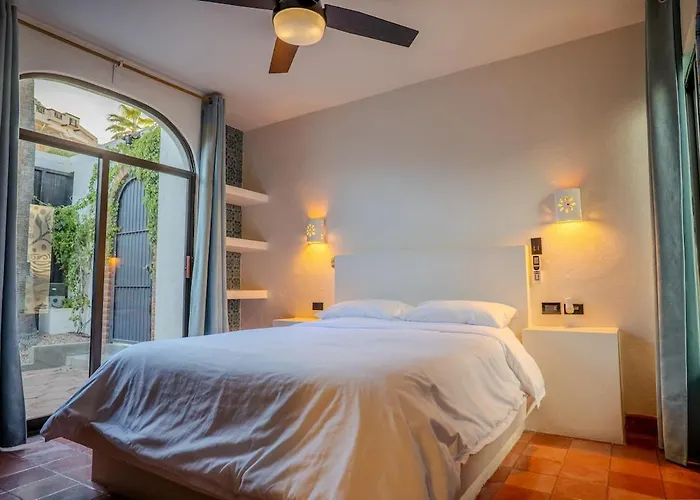 4 Bedroom In An Amazing Location In Downtown *